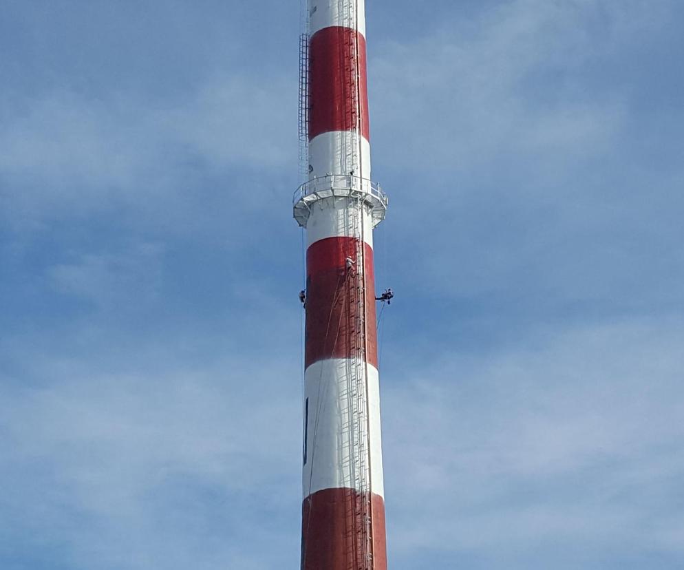 ​Najwyższa budowla w Lesznie przechodzi malowanie. Komin MPEC-u jak nowy