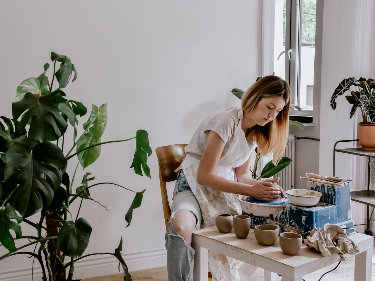 Ceramika to nauka cierpliwości. Rozmowa z Olą Nadolny o sztuce tworzenia