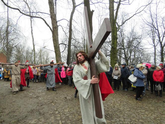 Misterium Męki Pańskiej na kalwaryjskim wzgórzu w Piekarach Śląskich