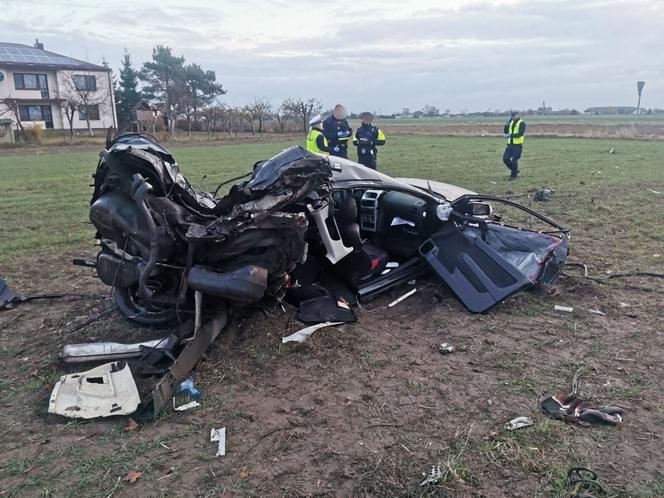 Śmiertelny wypadek pod Kutnem! Rozerwany na strzępy opel znaleziony na polu [ZDJĘCIA]