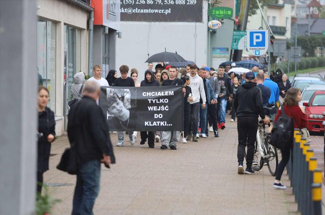 Setki osób upamiętniły Oliwiera. 20-latek zmarł po interwencji policji. "Zabili go jak zwierzę"