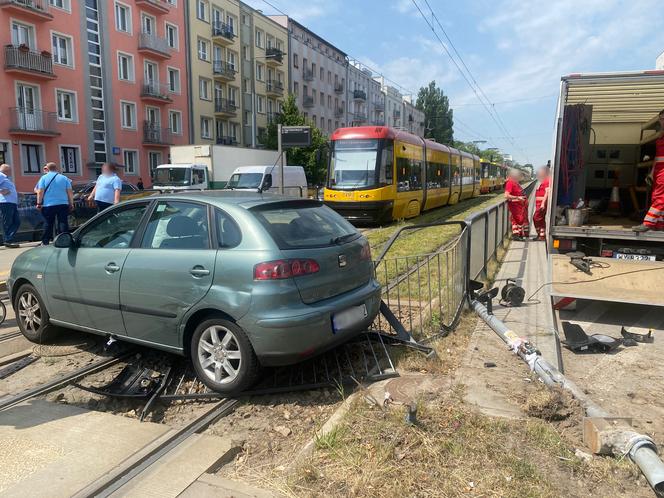 Wypadek na Grochowskiej w Warszawie. Auto zablokowało ruch tramwajowy