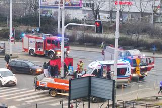 Akcja służb na ulicy Krakowskiej we Wrocławiu. Trwa reanimacja rowerzysty