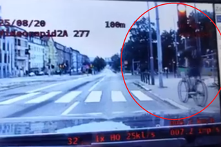 Poznań: Rowerzysta przejechał na CZERWONYM świetle. Zrobił to na oczach policjantów [WIDEO]