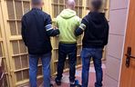 Bestialskie ataki na starsze kobiety w Warszawie. Policja zatrzymała podejrzanego. Zdradził go ślad na torebce