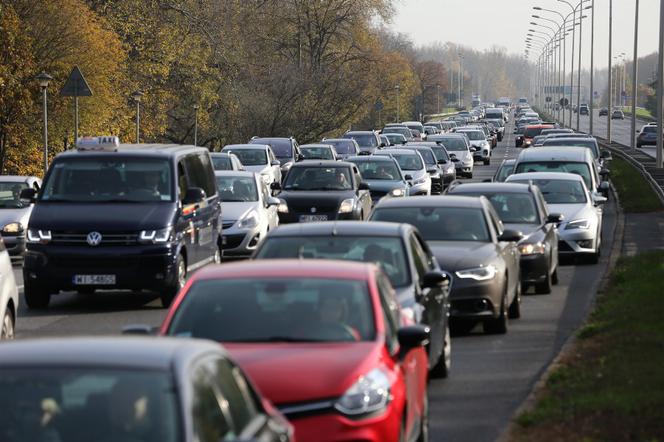 Tłumy korki na Cmentarzu Północnym