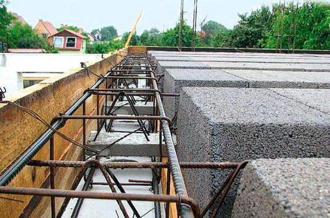 Zbrojenie wieńca z wsuniętymi weń belkami zbrojonymi stropu