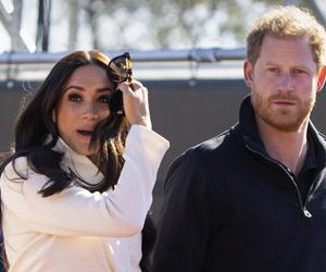 Meghan Markle zostawiła dzieci, by pilnować męża? Harry przyłapany z piękną modelką