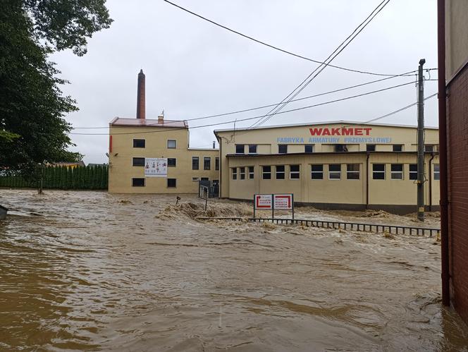 Zagrożenie powodziowe. Głuchołazy. Woda przelała się przez wały. Zalewa miasto