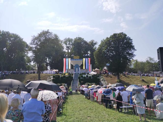 Rocznica koronacji Matki Bożej Kębelskiej w Wąwolnicy. Pojawiło się tysiące wiernych. Zobacz