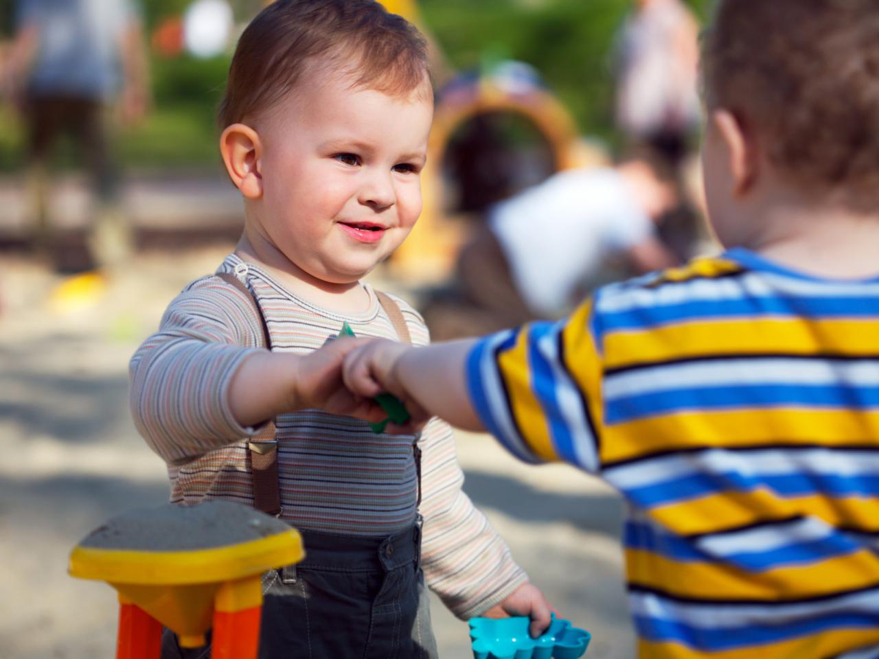 To moja łopatka! Psycholog radzi, jak reagować na kłótnie dzieci w piaskownicy 
