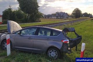 Wypadek na przejeździe kolejowym w Łupkach. Pociąg uderzył w auto [ZDJĘCIA]