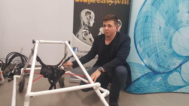 Zabrze: naukowcy z Politechniki Śląskiej skonstruowali wózek inwalidzki dla psa [WIDEO, AUDIO]