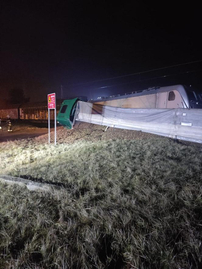 Łódź. Wypadek na przejeździe kolejowym. Tir zderzył się z pociągiem towarowym [ZDJĘCIA].