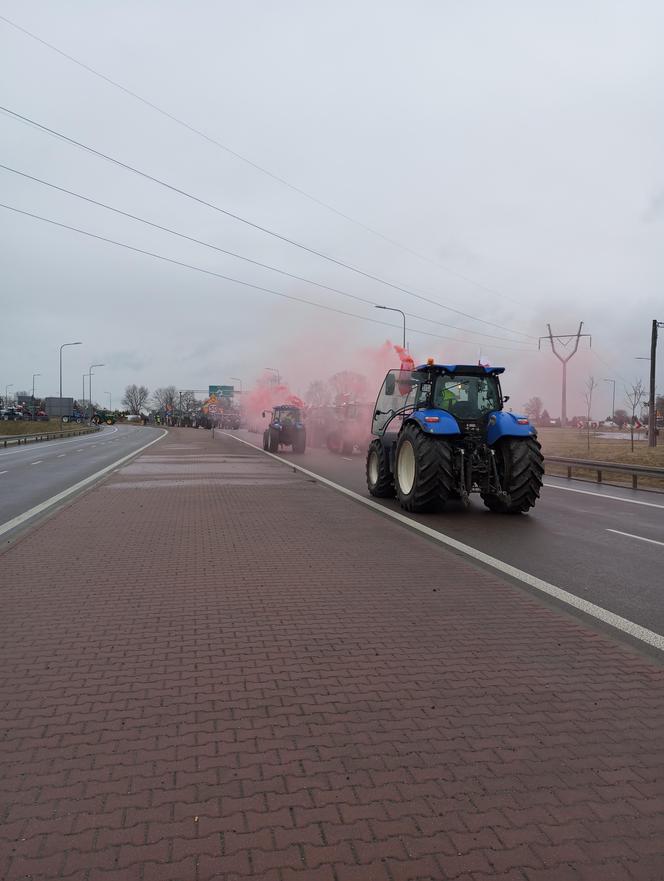 Trwa protest rolników w woj. lubelskim. Blokady są w wielu miejscach w regionie [DUŻO ZDJĘĆ]