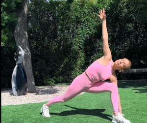 Oto sekret 56-letniej Jennifer Lopez. Ten zestaw ćwiczeń pozwala jej zachować sylwetkę bogini 