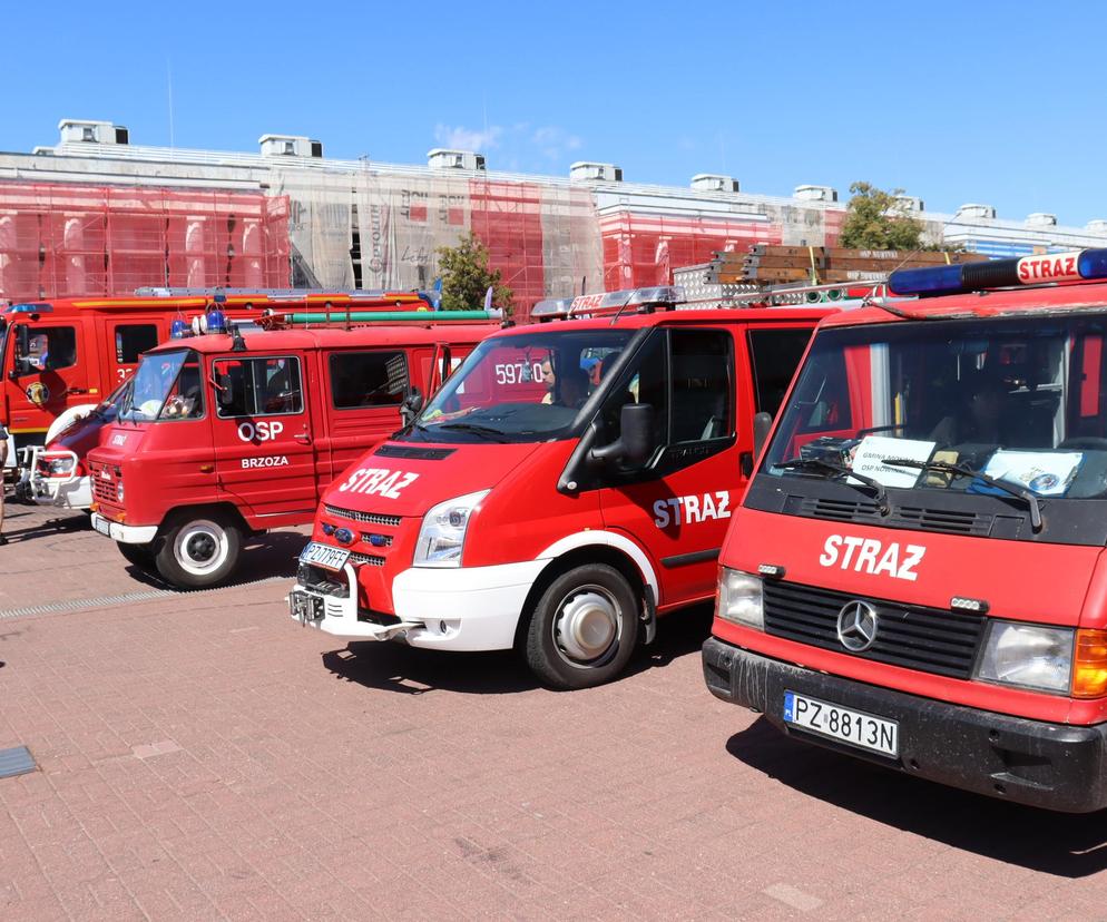 Od samochodów zrobiło się... czerwono! Strażackie auta przyjechały do Poznania