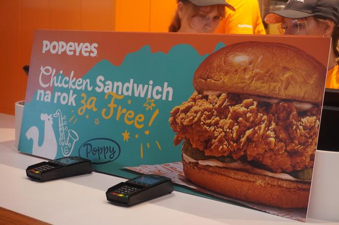 Trzy osoby wygrały roczny voucher na firmową kanapkę do Popeyes w Poznaniu