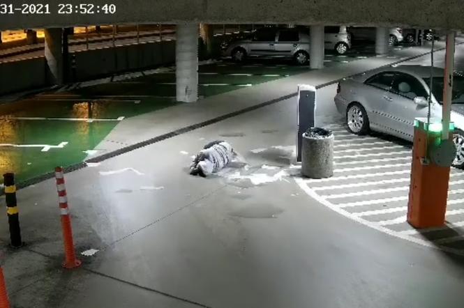 Śląskie: Spadł z dachu parkingu przez... świetlik. Wszystko nagrała kamera. Nastąpiło zniebozstąpienie [WIDEO]
