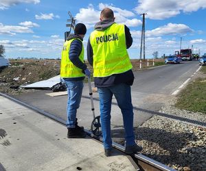 Bus wjechał pod pociąg! 29-letni kierowca nie miał szans [ZDJĘCIA]