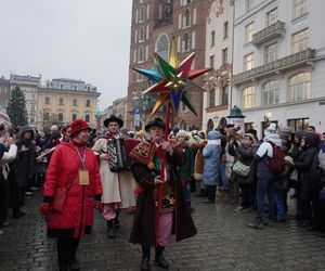 Wystawa szopek na Rynku Głównym w Krakowie przed 82. edycją konkursu