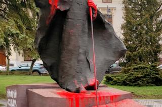 Zdewastowany pomnik Jana Pawła II w Łodzi