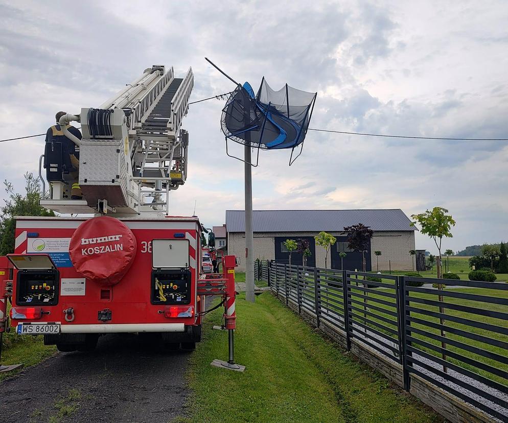 Latająca trampolina zawisła na słupie energetycznym! W akcji strażacy, co tam się działo?