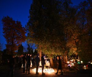  Setki migoczących zniczy. Tak wyglądają polskie cmentarze po zmroku. Zobacz niezwykłe zdjęcia