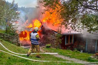 Drewniany dom płonął jak pochodnia! Właścicielka straciła cały dobytek życia