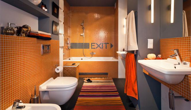 Nowoczesna łazienka z pomarańczową mozaiką