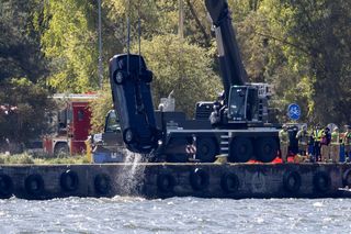 Akcja wydobycia samochodu z Kanału Piastowskiego w Świnoujściu