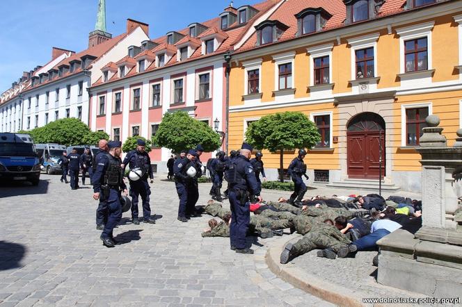 Brawurowa akcja kontrterrorystów na Ostrowie Tumskim. Odbijali zakładników z katedry 