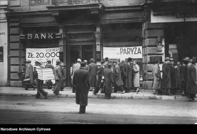 Bank Handlowo-Przemysłowy w Łodzi-widok zewnętrzny. Przed wejściem widoczna grupa ludzi, w oknach reklamy /1937