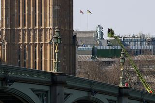   Zamknięto obszar wokół Big Bena. Na wieżę wspiął się mężczyzna z flagą Palestyny