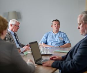 Na Wspólnej odc. 4077. Krystyna Agier (Małgorzata Knothe), Lew Nalepa (Przemysła Sadowski)