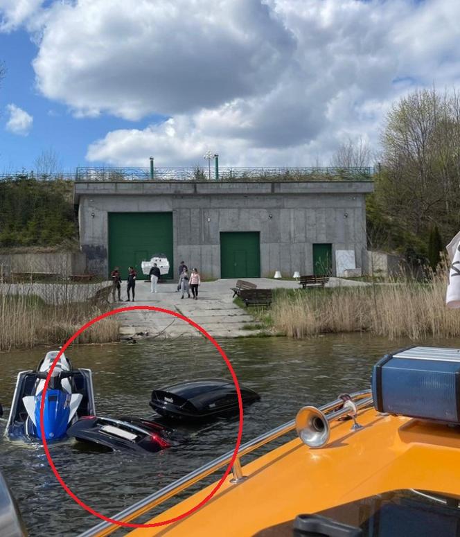 Pierwsze interwencja MOPR w sezonie. Chciał popływać na skuterze, zatopił auto! "Majówka rozpoczęta" [ZDJĘCIA]