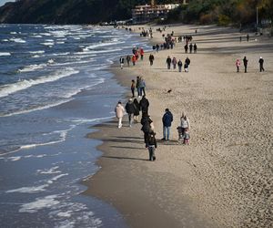 Tłumy w pierwszy listopadowy weekend nad Morzem Bałtyckim. Nie bali się silnego wiatru 