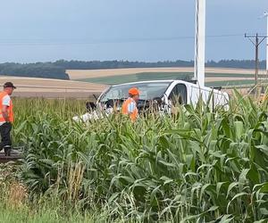 Wypadek na przejeździe kolejowym w Roszkowie. Dostawczak wjechał pod pociąg 