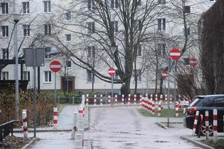 Słupki i znaki zakazu zalały osiedle. Drogowy absurd w Śródmieściu