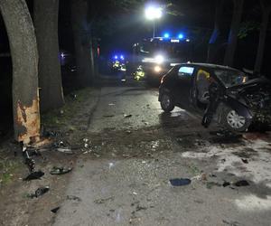 Huknął w drzewo i wypadł z auta! Tragedia na Mazurach