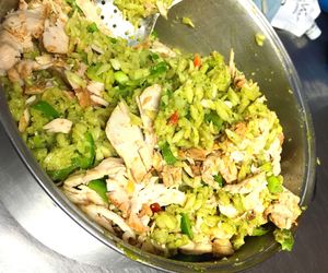 Rewelacyjna sałatka ze świeżych ogórków i gotowanego kurczaka 