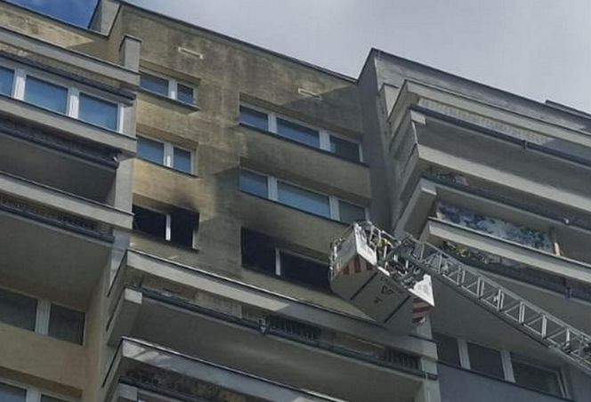Kobieta zginęła w pożarze w wieżowcu. Udział osób trzecich niewykluczony [ZDJĘCIA]