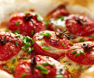 Tymi składnikami nadziewam pomidory i zapiekam. Ta przekąska podbije każde podniebienie 