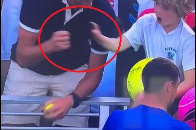 Kibic zabiera czapkę Majchrzaka sprzed twarzy chłopca