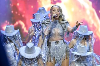 Cleo w stylizacji w stylu kosmicznego country. Mini, frędzle, przezroczyste buty i rajstopy - tu było wszystko