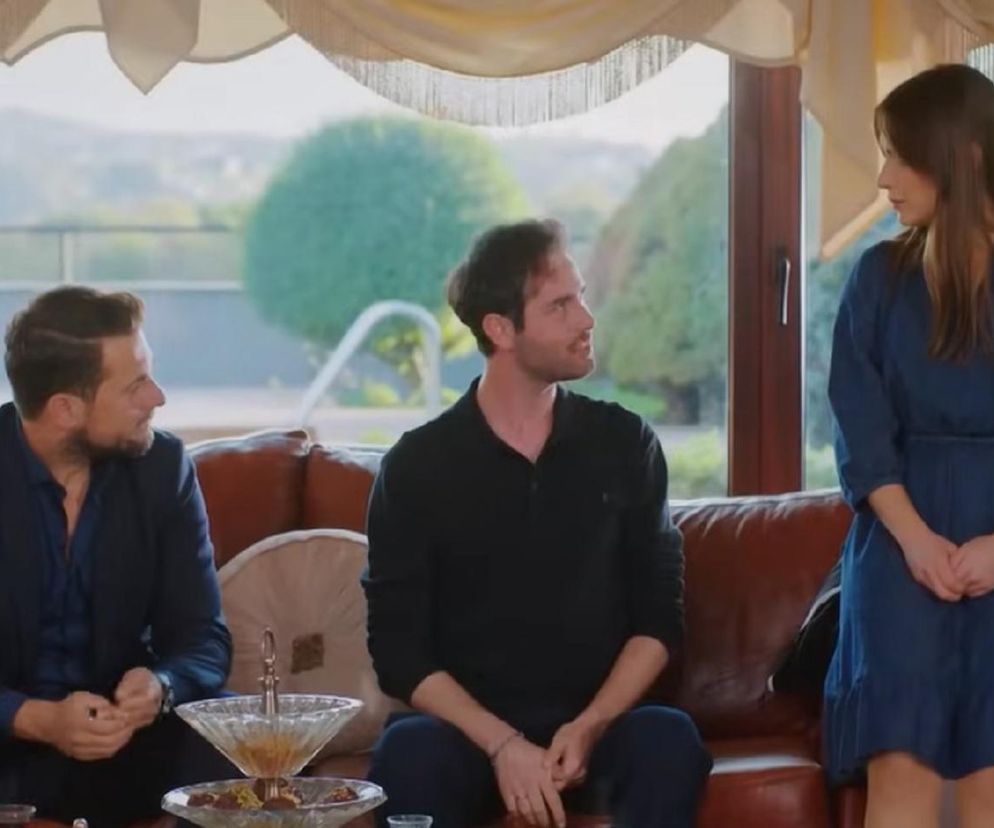 Sila, Levent i Kuzey podczas rozmowy w salonie, Levent informuje o przyspieszonym ślubie z Silą i wyjeździe do Amsterdamu, co wstrząsa Silą i Kuzeyem. Emocje bohaterów serialu „Miłość i nadzieja” możesz śledzić na portalu Super Seriale.