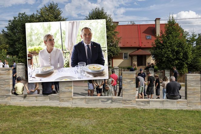 Karol i Marta Nawroccy na obiedzie u rodziny spod Kolbuszowej, na stole same smakołyki