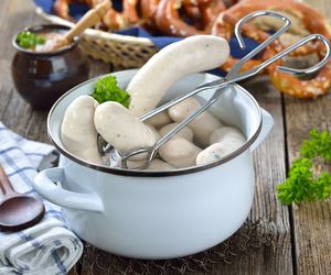 Biała kiełbasa nie popęka, jeśli ugotujesz ją w ten sposób. Ten prosty trik działa zawsze