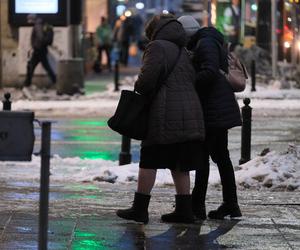 Gołoledź w Warszawie. Chodniki pokryły się lodem