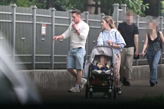Filip Gurłacz na spacerze z żoną i synem. Nie zwalczył nałogu 